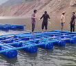 浮筒船水上平臺(tái)泡沫筒釣臺(tái)魚(yú)塘浮子網(wǎng)箱浮排養(yǎng)殖拉網(wǎng)浮漂釣魚(yú)水庫(kù) 藍(lán)色 塑膜50*90高密度 曬單實(shí)拍圖