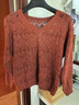 啄木鳥(niǎo)大碼女裝羊毛衫時(shí)尚洋氣v領(lǐng)鏤空顯瘦氣質(zhì)上衣針織衫百搭長(cháng)袖秋冬 磚紅色 3XL 145-160斤 曬單實(shí)拍圖