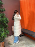 波司登（BOSIDENG）25年新款羽絨服女款過(guò)膝長(cháng)款90絨顯瘦連帽保暖冬季外套B250245526 暖絨米7C28 S 160/84A 體重約100-110斤 曬單實(shí)拍圖