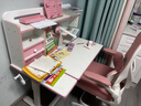 憶瞳兒童學(xué)習書(shū)桌椅套裝多功能可升降中小學(xué)生桌椅子寫(xiě)字家用課桌 星辰2.0-1米實(shí)木桌+永定學(xué)習椅粉 曬單實(shí)拍圖