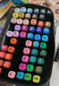 Touch mark馬克筆80色學(xué)生油性軟頭+硬頭美術(shù)繪畫(huà)水彩筆記號筆大墨量?jì)和臻_(kāi)學(xué)禮物 曬單實(shí)拍圖