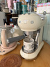 SMEG/斯麥格【國家補貼】半自動(dòng)咖啡機小型迷你一人家用奶泡機一體意式濃縮咖啡 喬遷生日禮物ECF01 奶白色 曬單實(shí)拍圖