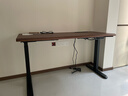 蘇木源 [京倉24H閃發(fā)] 電動(dòng)升降桌電腦電競桌臺式學(xué)習書(shū)桌實(shí)木辦公桌子 【插排款雙電機】黑胡桃色 140*60CM【加厚30mm桌面】 曬單實(shí)拍圖