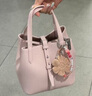 CHARLES&KEITH25秋新品簡(jiǎn)約通勤手提水桶包菜籃子包生日禮物CK2-10151518 Cotton Candy Pink棉花糖粉 S 曬單實(shí)拍圖