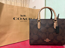 蔻馳（COACH）奧萊女士經(jīng)典標志老花MAGGIE小號托特包手提包單肩斜挎包 IM/胡桃木色/棕黃色 曬單實(shí)拍圖