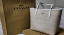 蔻馳（COACH）【品牌直供】女士CITY33經(jīng)典標志單肩托特包奶茶拼白色CV976 曬單實(shí)拍圖