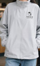 萬(wàn)嘉宜萊（WAN JIA YI LAI）沖鋒衣工作服外套定制秋季餐飲奶茶店服務(wù)員薄款夾克工衣印繡logo A款【立領(lǐng)機械彈三防面料】-未來(lái)灰 M 曬單實(shí)拍圖