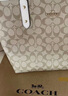 蔻馳（COACH）【官方】奧萊女士女包經(jīng)典標志CITY拉鏈托特包老花city30 沙黃色/粉筆白色（新版） 曬單實(shí)拍圖
