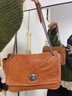 裘真植鞣頭層牛皮洗水機車(chē)風(fēng)郵差包復古休閑大容量通勤包 焦糖色-中號 售罄不預售 曬單實(shí)拍圖