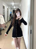 妙奕嘉針織連衣裙秋冬季長(cháng)袖裙子2025年新款小香風(fēng)黑色包臀裙修身赫本風(fēng) 黑色v領(lǐng)單排扣花邊氣質(zhì)包臀裙 均碼 【建議120斤內】 曬單實(shí)拍圖