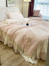 法式輕奢公主風(fēng)牛奶絨四件套冬季雕花被套保暖加厚珊瑚絨床裙床蓋 醉花間-奶杏白 【法式雕花高密牛奶絨】 1.5米床裙款（適合被芯200*230） 曬單實(shí)拍圖