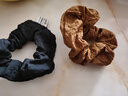 秋冬新款咖色褶皺大腸發(fā)圈簡(jiǎn)約帶標頭繩高級感扎頭皮筋女發(fā)飾 【褶皺發(fā)圈】1個(gè)黑色+1個(gè)咖色 曬單實(shí)拍圖