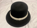 菲洛曼（FEILUOMAN）氈帽秋冬新款羊毛呢禮帽奢華貼標漁夫帽時(shí)尚珍珠復古赫本盆帽 黑色 可調節55-58CM 曬單實(shí)拍圖