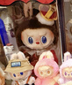 泡泡瑪特POPMART labubu春天野拉布布夏日浪zimomo大天使毛絨搪膠盲盒公仔 【象棋大冒險】國王公仔(40cm) 【全場(chǎng)正品 順豐包郵】 曬單實(shí)拍圖