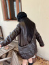 千仞崗【重磅新品】2025秋冬新款羽絨服短款皮衣情侶鵝絨時(shí)尚保暖防寒服 巧克力棕【贈同色同材質(zhì)包包】 M (165) 120-140斤 曬單實(shí)拍圖
