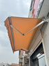 固霸伸縮式屋檐遮陽(yáng)遮雨棚手搖家用折疊庭院遮陽(yáng)蓬戶(hù)外電動(dòng)防雨遮陽(yáng)棚 市場(chǎng)加粗加厚款（靠墻4米伸縮1.5米） 手搖桿款 曬單實(shí)拍圖