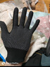 工品星勞保手套點(diǎn)膠線(xiàn)手套耐磨防滑工地工作開(kāi)車(chē)透氣輕薄尼龍黑色12付/包 曬單實(shí)拍圖