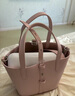 CHARLES&KEITH25秋新品簡(jiǎn)約通勤手提水桶包菜籃子包生日禮物CK2-10151518 Cotton Candy Pink棉花糖粉 S 曬單實(shí)拍圖