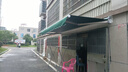 固霸伸縮式屋檐遮陽(yáng)遮雨棚手搖家用折疊庭院遮陽(yáng)蓬戶(hù)外電動(dòng)防雨遮陽(yáng)棚 至尊版（靠墻3米伸縮2.5米） 手搖桿款 曬單實(shí)拍圖