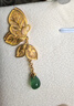 福來(lái)島黃金耳釘女古法金首飾足金通勤耳飾花間蝶舞綠玉髓耳釘 工費：1191元 7.65克 曬單實(shí)拍圖