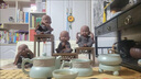 新中式紫砂禪意四不小和尚茶寵擺件博古架茶臺桌面可愛(ài)小沙彌擺設 四不小和尚（雅黑)加雞翅木三層架子 曬單實(shí)拍圖