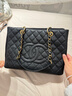 香奈兒（Chanel）【二手99新】香奈兒Chanel GST PST CF女包黑金黑銀 荔枝皮 手提 單肩女士手袋  黑金99新 曬單實(shí)拍圖