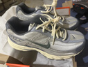 耐克男子透氣運動(dòng)鞋冬季復古跑鞋風(fēng)緩震NIKE INITIATOR HQ1179 001金屬銀/狼灰/淺鐵礦石灰 41 曬單實(shí)拍圖