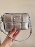 LGLOIV高級感輕奢銀色包包女新款韓版編織掛件斜挎包手提小方包奢侈品 銀色 曬單實(shí)拍圖