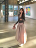 妍莉芬（yanlifen）2025年秋季連衣裙女裝韓系穿搭氣質套裝花苞半身裙針織上衣兩件套 灰色針織衫+灰粉色半身裙 M 曬單實拍圖