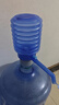 桶裝水電動(dòng)抽水器按壓出水大桶取水飲水機壓水器自動(dòng)上水無(wú)線(xiàn)小型 簡(jiǎn)約款藍色 曬單實(shí)拍圖