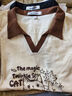 真維斯（JEANSWEST）純棉短袖t恤女夏季新款正肩V領(lǐng)小貓印花學(xué)生設計感潮撞色翻領(lǐng)上衣 米撞棕 魔法貓咪 L 曬單實(shí)拍圖