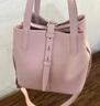 CHARLES&KEITH25秋新品簡(jiǎn)約通勤手提水桶包菜籃子包生日禮物CK2-10151518 Cotton Candy Pink棉花糖粉 S 曬單實(shí)拍圖