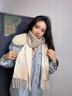 玖慕（JIUMU）100%小山羊絨圍巾女秋冬披肩加厚保暖送媽媽長(cháng)輩中秋禮物禮盒 咖白色 曬單實(shí)拍圖