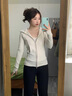 萬(wàn)欣兒美式灰色正肩修身開(kāi)春穿搭衛衣收腰外套女裝春秋2026新款連帽上衣 淺灰色 L 建議105-115斤 曬單實(shí)拍圖