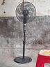 美的（Midea）電風(fēng)扇 家用風(fēng)扇 落地扇 7葉遠距強風(fēng)電扇 立式輕音節(jié)能可定時降溫 黑色機械款 【風(fēng)速309m/min】超級單品 曬單實拍圖