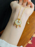 中國黃金（CHINA GOLD）平安鎖黃金項(xiàng)鏈女2025新款足金鑲玉吊墜女生生日禮物女友老婆紀(jì)念 足金鈴鐺長命鎖吊墜【贈銀鏈】 曬單實(shí)拍圖