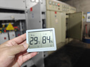 得力溫度計室內家用高精準度電子數顯壁掛嬰兒房室內干溫濕度計溫度表 【藍色大屏款】可掛可立+送1電池 曬單實(shí)拍圖