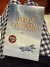 英文原版 黑暗物質(zhì)三部曲 His Dark Materials Trilogy 3冊盒裝 黃金羅盤(pán) 魔法神刀 琥珀望遠鏡 青少年奇幻小說(shuō)讀物 綠山墻 綠山墻圖書(shū) 曬單實(shí)拍圖