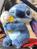 山頭林村史迪仔抱抱鴨玩偶唐老鴨公仔布娃娃抱枕史迪奇毛絨玩具送生日禮物 史迪仔抱抱鴨（藍色） 30cm【明星同款】 曬單實(shí)拍圖