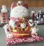 智匯招財貓開(kāi)業(yè)大擺件自動(dòng)招手電動(dòng)搖手大號陶瓷新店開(kāi)業(yè)大吉喬遷禮物 【財源滾滾】 33*26*32 【禮盒+坐墊+圍脖】電池插電兩用 曬單實(shí)拍圖