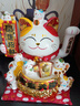 吉貓堂招財貓擺件開(kāi)業(yè)大號自動(dòng)搖手店鋪前臺家居客廳裝飾發(fā)財貓送禮禮品 32CM高【我為財運舉大旗】搖手貓 【禮盒+坐墊+圍脖】電池插電兩用 曬單實(shí)拍圖