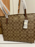 蔻馳（COACH）【品牌直供】女士中號托特包單肩手提包卡其色拼棕色4455 曬單實(shí)拍圖