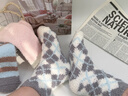 有棵樹(shù)【絨絨地板襪】10A抗菌男女情侶秋冬加厚睡眠襪居家毛絨長(cháng)筒襪 【居家-女款】灰格紋+粉瓷+藍咖條紋 均碼 【加厚半邊絨】 曬單實(shí)拍圖