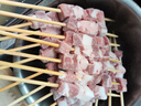 東來(lái)順 內蒙古原切羊肉串 羊三寶 肉筋串 夏季燒烤半成品 露營(yíng)燒烤串 精選原切羊肉串 400g（4紅1白） 曬單實(shí)拍圖