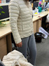 鴨鴨（YAYA）佟麗婭同款輕薄羽絨服女新款冬季短款圓領(lǐng)內膽修身時(shí)尚薄外套男 米白色【女款無(wú)領(lǐng)】 L 曬單實(shí)拍圖