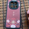 彩繪師 適用紅米Note14/15Pro+手機殼5G硅膠防摔小羊皮小米note14全包防摔創(chuàng  )意支架保護套國潮卡通熊貓 紅米Note15Pro【紅平安花紋】帶支架 曬單實(shí)拍圖