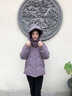 鴨鴨（YAYA）品牌年輕媽媽羽絨服短款2025新款洋氣中老年裝女士冬季厚外套 灰紫色 L (建議90-105斤) 曬單實(shí)拍圖