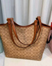 蔻馳（COACH）經(jīng)典標志DAY 暗扣托特包單肩包大容量復古斜挎包早秋女包 B4/棕黃色 焦糖色（新版） 曬單實(shí)拍圖