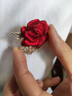 霧添花紅色玫瑰花胸針女輕奢感氣質(zhì)胸花新款精致別針西裝配飾品 嘆玫紅色玫瑰花 A26-205 曬單實(shí)拍圖