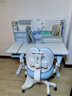 憶瞳兒童學(xué)習書(shū)桌椅套裝多功能可升降中小學(xué)生桌椅子寫(xiě)字家用課桌 星辰1.0-1米實(shí)木桌+追背椅藍 曬單實(shí)拍圖